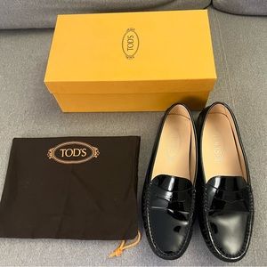 Preowned Tod’s Mocassins in Black Patent Leather